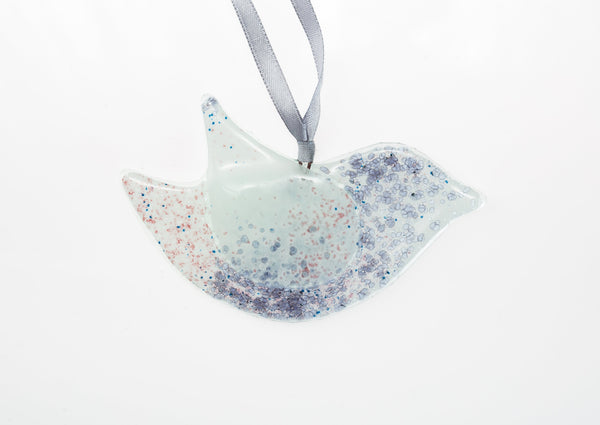 Mīlīgs stikla putns, apgleznots maigos rozā, zilganos un violetīgos toņos