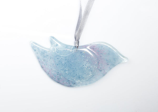 Mīlīgs stikla putns, apgleznots maigos rozā, zilganos un violetīgos toņos