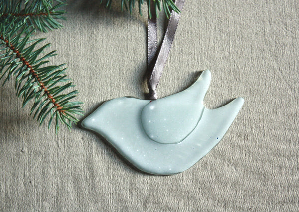 Mīlīgs balts stikla putns