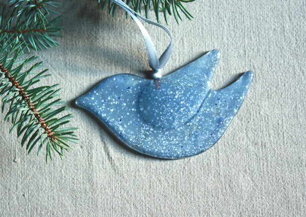 Pelēcīgs putns ar sniedziņu