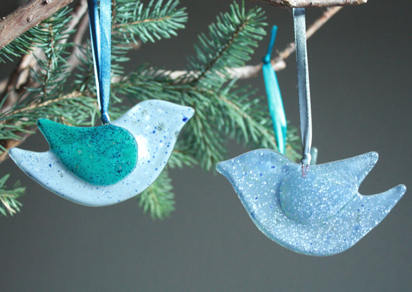 Mīlīgs stikla putns, apgleznots pelēkos un zaļganos toņos