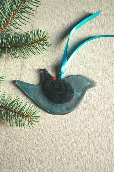 Mīlīgs stikla putns tumšos toņos